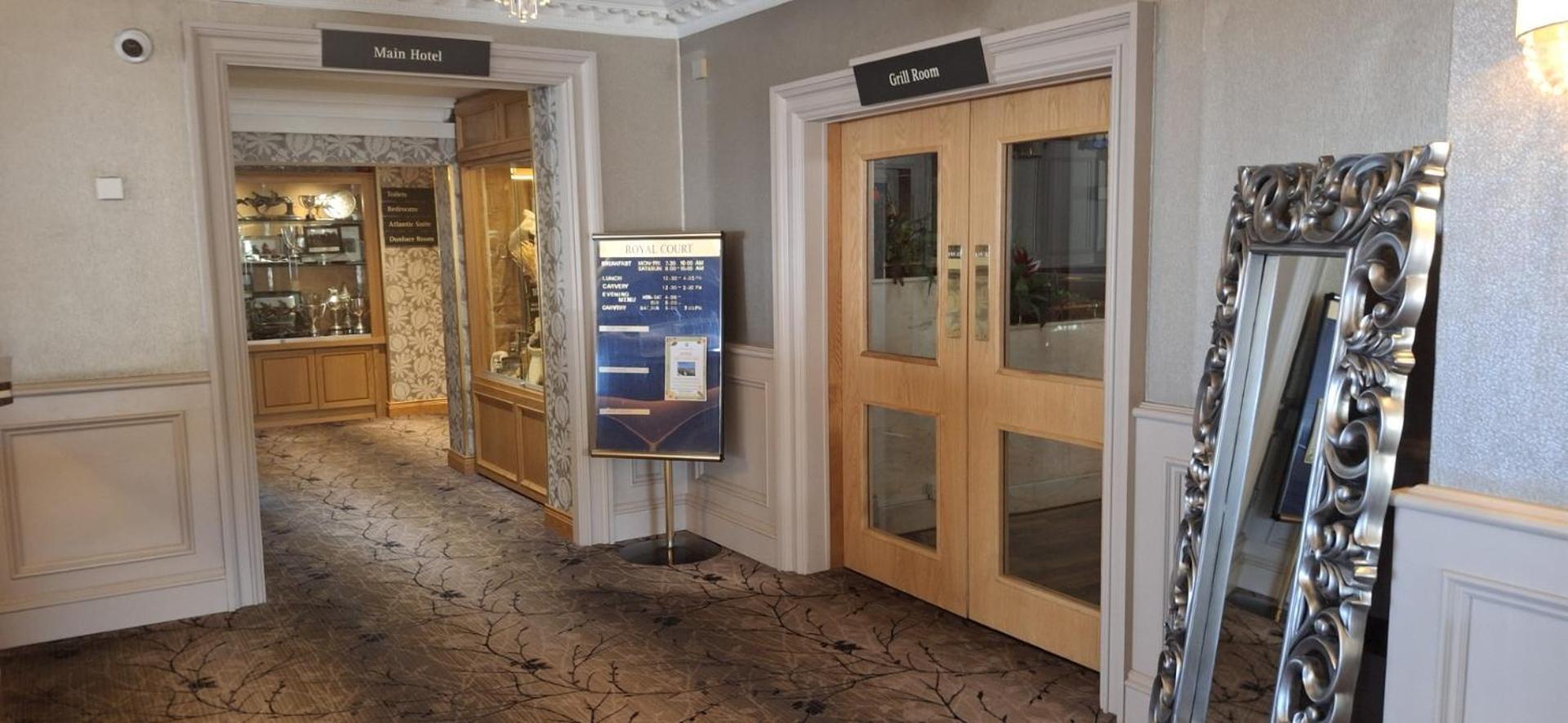 Royal Court Hotel Portrush Buitenkant foto